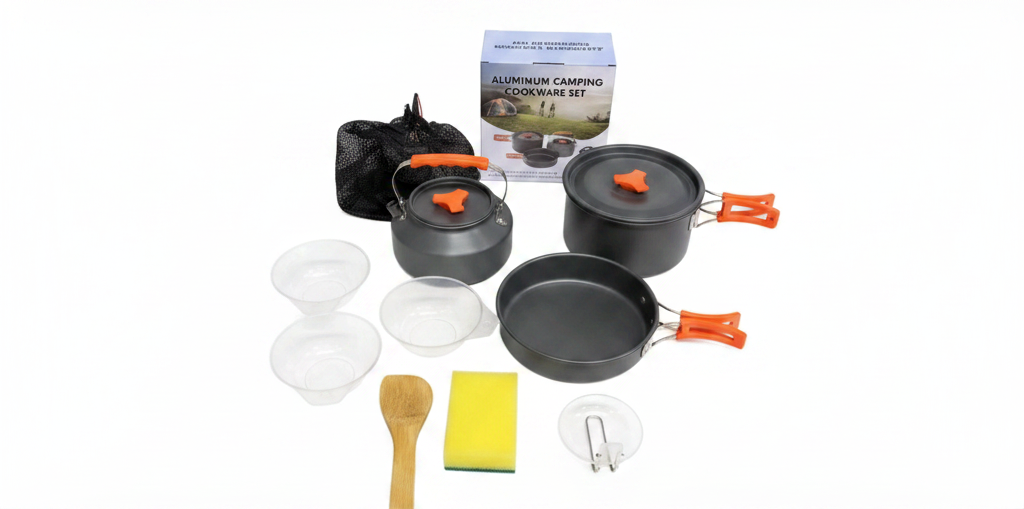 Camping cookware set – flat lay na beloj pozadini