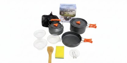 Camping cookware set – flat lay na beloj pozadini