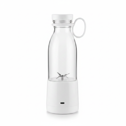 Mini Juice blender – studio foto na beloj pozadini