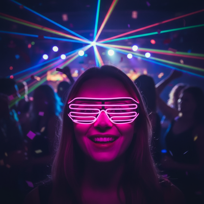 Lifestyle foto – osoba nosi roze LED naočare na žurki