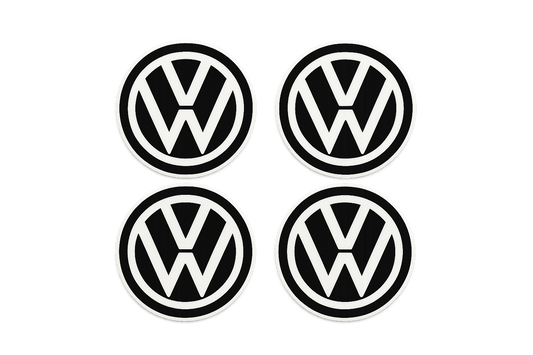 Beli set nalepnica za felne sa VW logotipom prikazan je kao auto-dekoracija.