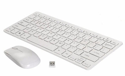 Bela mini tastatura i miš prikazani kao bežični komplet.