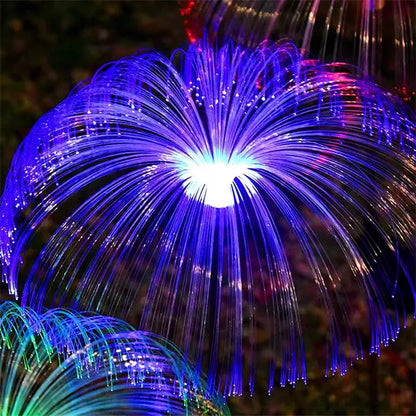 Baštenska solarna lampa čiji oblik podseća na meduzu.