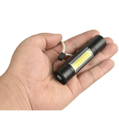 Bočno LED svetlo vidljivo je na kućištu mini svetiljke.