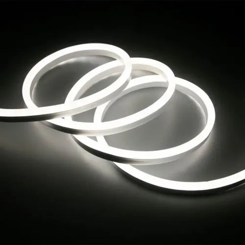 Bela fleksibilna LED neon traka dužine 5 m namenjena dekorativnom osvetljenju.