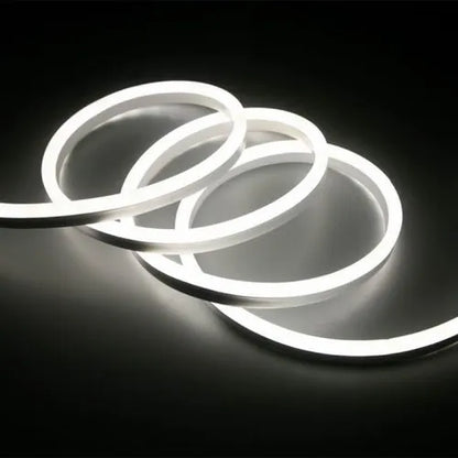 Bela fleksibilna LED neon traka dužine 5 m namenjena dekorativnom osvetljenju.