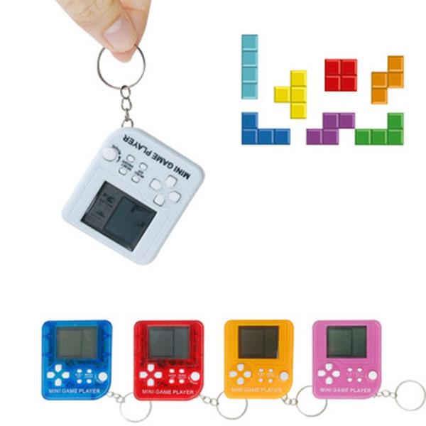 Mini elektronska Tetris igrica prikazana u obliku priveska.