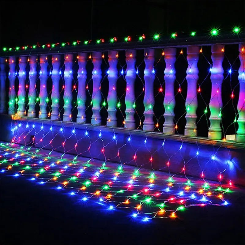 Detalj LED mreže-zavese sa višebojnim svetlosnim tačkama.