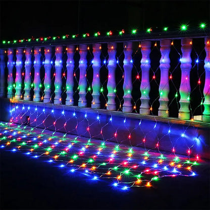 Detalj LED mreže-zavese sa višebojnim svetlosnim tačkama.