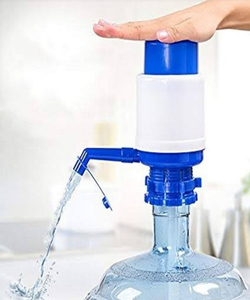 Mehanički dozer za točenje vode iz plastične boce.