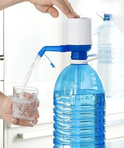 Nastavak za bocu koji dozira vodu pritiskom na pumpu.