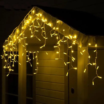 Kabl dužine 6 m povezuje žute LED sijalice i viseće nizove.