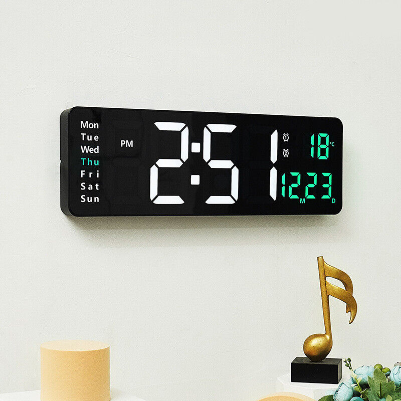 Digitalni LED zidni sat crne boje, od kamena i na baterijsko napajanje.