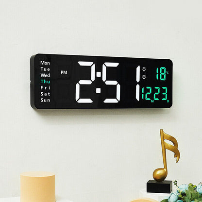 Digitalni LED zidni sat crne boje, od kamena i na baterijsko napajanje.