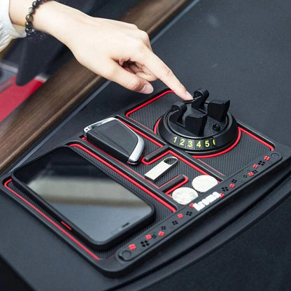 Crni oslonac za telefon dimenzija 25 × 18 cm.