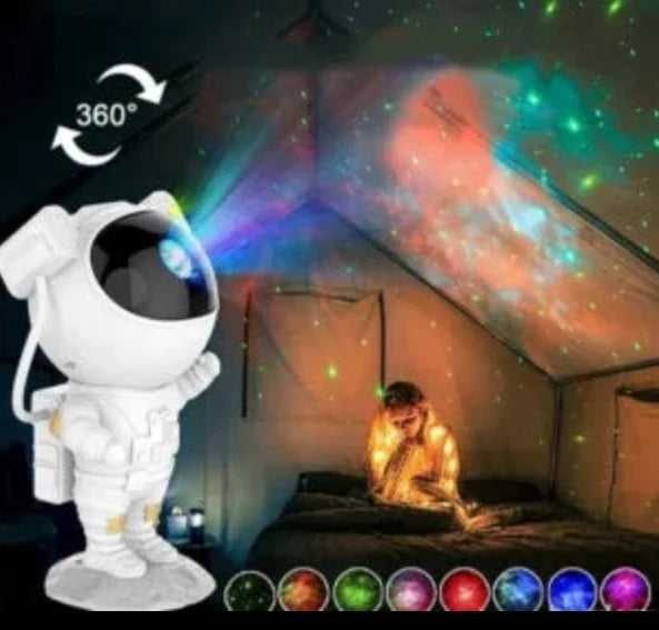 Projektor astronaut prikazuje kosmičku maglinu i zvezde na zidu i plafonu.