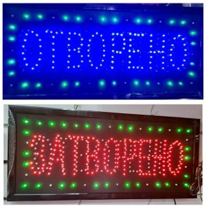 Zidna plastična tabla sa LED prikazom statusa otvoreno ili zatvoreno.